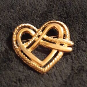 Vintage  Gold  Tone Heart Brooch